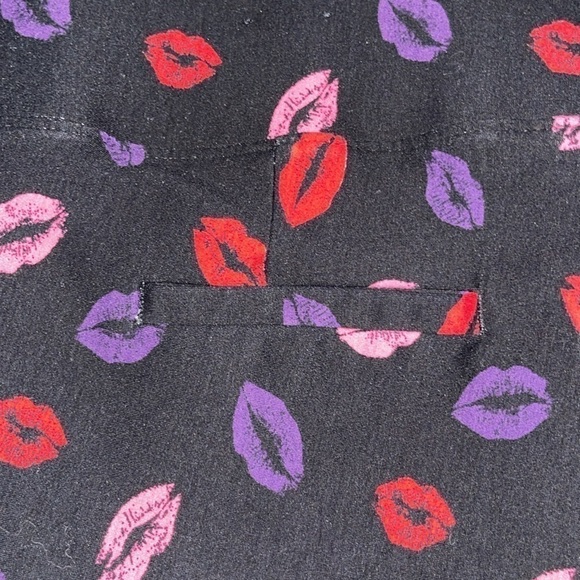 Torrid Black Slim Fit Lips Print Pixie Pants - Picture 8 of 10